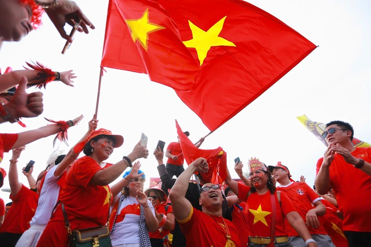 CĐV mở hội trước sân Mỹ Đình chờ Việt Nam đấu Thái Lan - Ảnh 3.