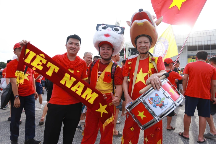 CĐV mở hội trước sân Mỹ Đình chờ Việt Nam đấu Thái Lan - Ảnh 5.