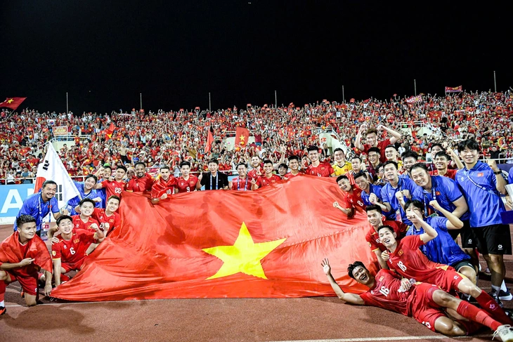Khoảnh khắc nâng cúp vô địch ASEAN Cup 2026 của tuyển Việt Nam - Ảnh 13.