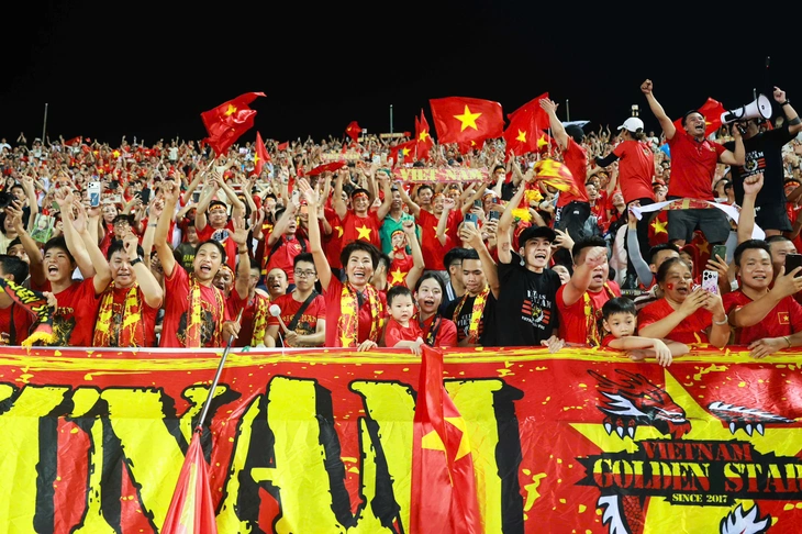 Khoảnh khắc nâng cúp vô địch ASEAN Cup 2026 của tuyển Việt Nam - Ảnh 12.