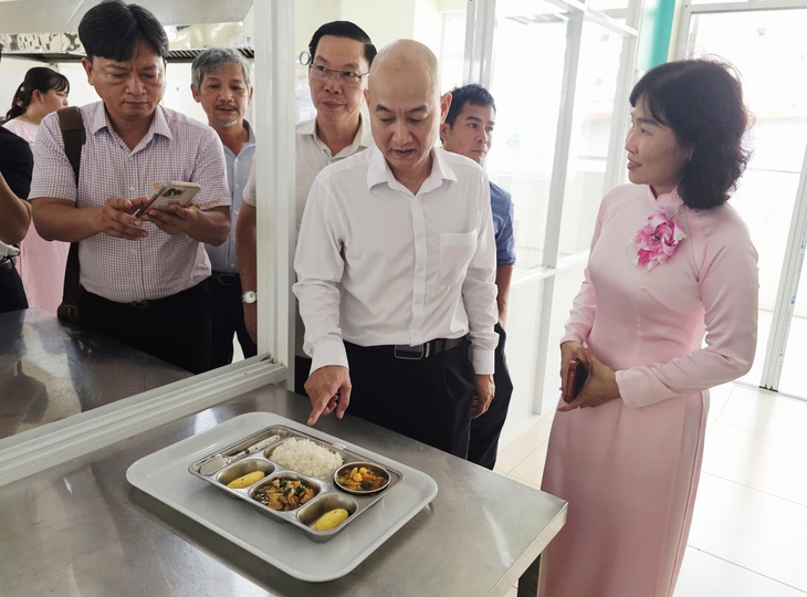 Chúng ta liên tục phát hiện các vụ như hàng tấn ốc ngâm hóa chất, mì có chất cấm, hàng trăm con heo nhiễm chất tạo nạc... Vậy giải pháp nào để chúng ta quản lý hiệu quả hơn? - Ảnh 2.