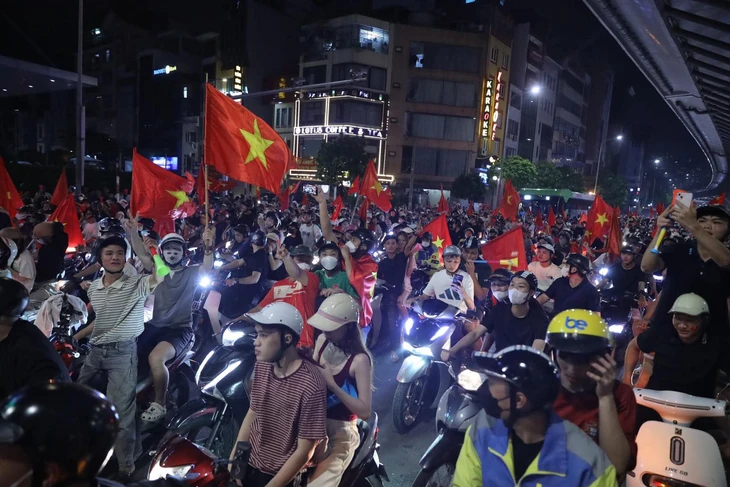 Đêm không ngủ của hàng triệu người hâm mộ bóng đá Việt Nam - Ảnh 2.