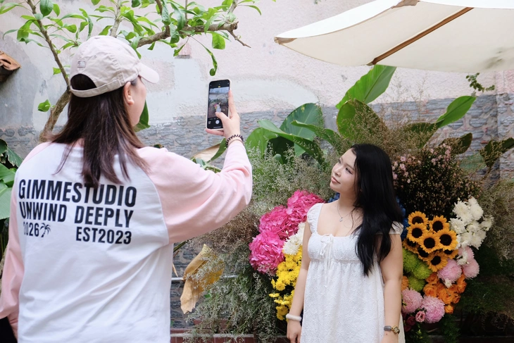 Nàng thơ check-in xe hoa ‘mùa thu Hà Nội’ giữa Sài Gòn - Ảnh 5.