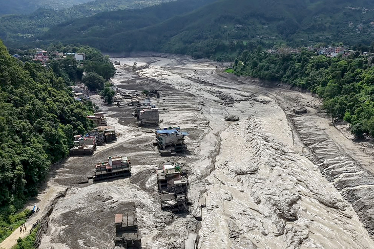 Lũ quét tại biên giới Nepal - Trung Quốc: 98 người chết và hơn 400 người mất tích - Ảnh 3.