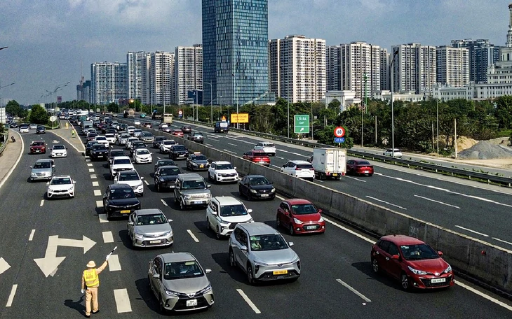 Cho xe dì ngược chiều cao tốc khi xảy ra ùn tắc trên cao tốc cửa ngõ Hà Nội - Ảnh 3.