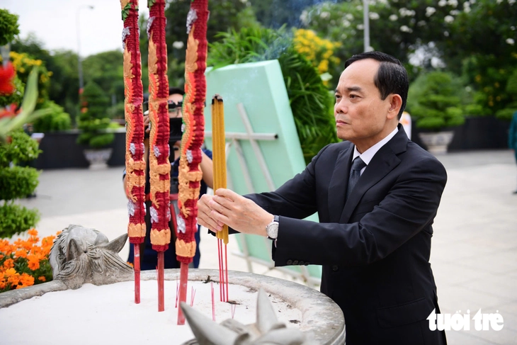 Bí thư Trần Lưu Quang cùng lãnh đạo TP.HCM dâng hương tưởng niệm Chủ tịch Hồ Chí Minh, các Anh hùng liệt sĩ - Ảnh 1.