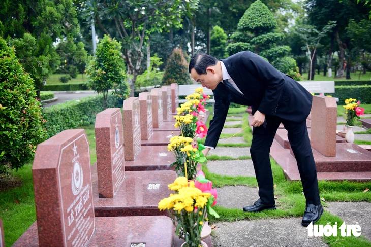 Bí thư Trần Lưu Quang cùng lãnh đạo TP.HCM dâng hương tưởng niệm Chủ tịch Hồ Chí Minh, các Anh hùng liệt sĩ - Ảnh 2.