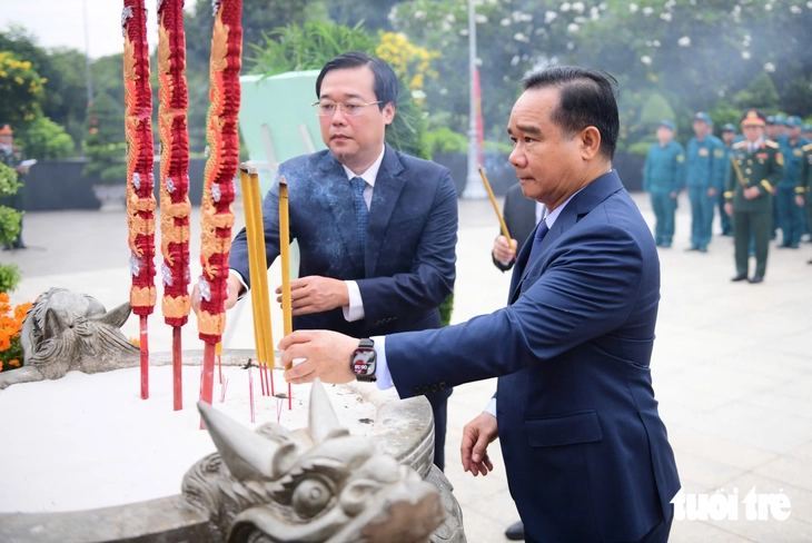 Bí thư Trần Lưu Quang cùng lãnh đạo TP.HCM dâng hương tưởng niệm Chủ tịch Hồ Chí Minh, các Anh hùng liệt sĩ - Ảnh 3.