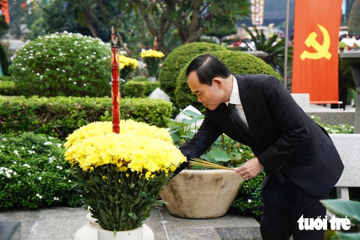 Bí thư Trần Lưu Quang cùng lãnh đạo TP.HCM dâng hương tưởng niệm Chủ tịch Hồ Chí Minh, các Anh hùng liệt sĩ - Ảnh 5.