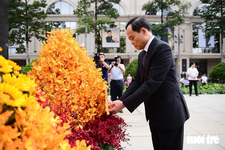 Bí thư Trần Lưu Quang cùng lãnh đạo TP.HCM dâng hương tưởng niệm Chủ tịch Hồ Chí Minh, các Anh hùng liệt sĩ - Ảnh 7.