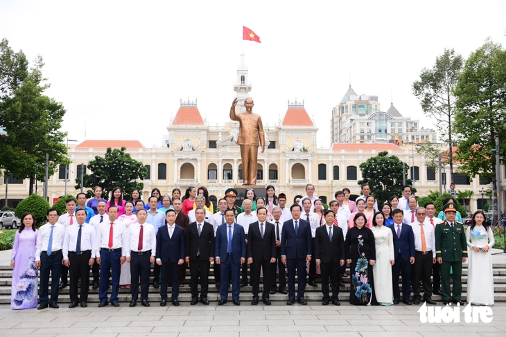 Bí thư Trần Lưu Quang cùng lãnh đạo TP.HCM dâng hương tưởng niệm Chủ tịch Hồ Chí Minh, các Anh hùng liệt sĩ - Ảnh 8.
