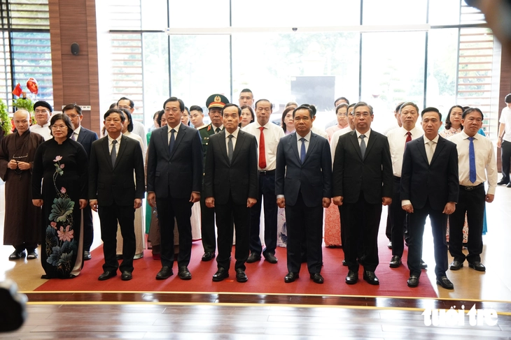 Bí thư Trần Lưu Quang cùng lãnh đạo TP.HCM dâng hương tưởng niệm Chủ tịch Hồ Chí Minh, các Anh hùng liệt sĩ - Ảnh 9.