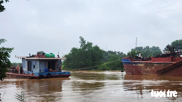 'Giải cứu' 2 tàu hút cát mắc kẹt vào trụ cầu sông Tào - Ảnh 2.