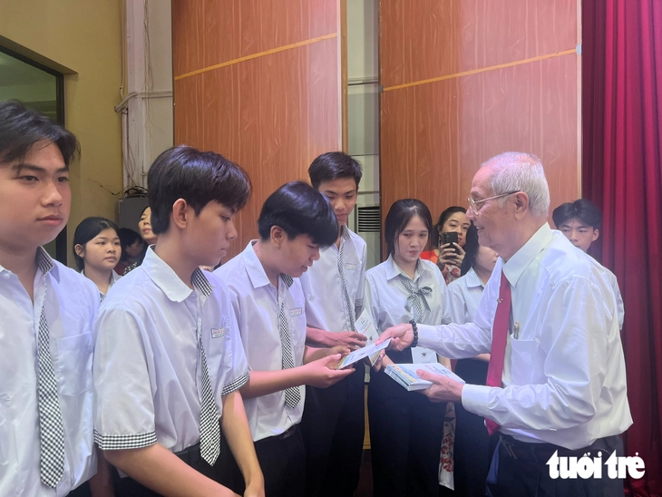 Trao 622 suất học bổng đến với học sinh, sinh viên vượt khó học giỏi ở Vĩnh Long - Ảnh 1.