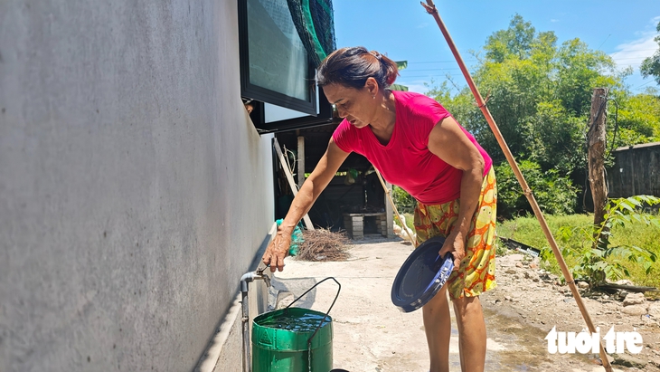 Giữa trưa nắng, người dân xách xô chờ nước sạch - Ảnh 4.