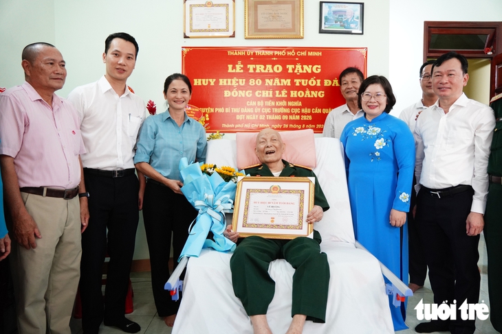 Lãnh đạo Thành ủy TP.HCM trao Huy hiệu 80 năm tuổi Đảng đến đảng viên lão thành cách mạng - Ảnh 1.