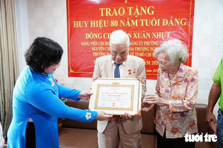 Lãnh đạo Thành ủy TP.HCM trao Huy hiệu 80 năm tuổi Đảng đến đảng viên lão thành cách mạng - Ảnh 2.