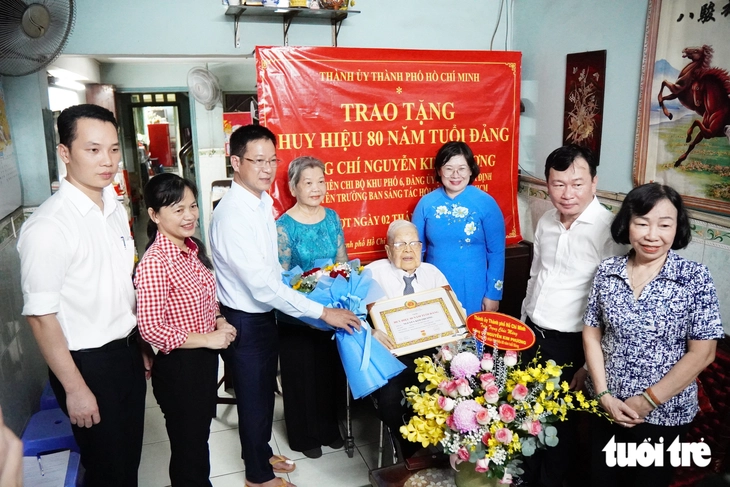 Lãnh đạo Thành ủy TP.HCM trao Huy hiệu 80 năm tuổi Đảng đến đảng viên lão thành cách mạng - Ảnh 3.