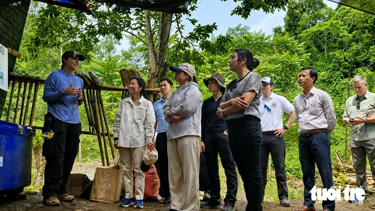 Đại sứ Mỹ đi bộ 1,5km đường núi đến nơi người Mỹ mất tích tại Quảng Trị, cám ơn người dân đã hỗ trợ tìm kiếm - Ảnh 3.
