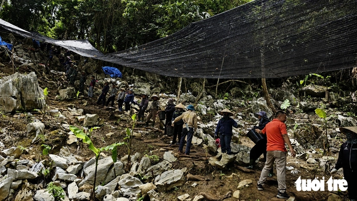 Đại sứ Mỹ đi bộ 1,5km đường núi đến nơi người Mỹ mất tích tại Quảng Trị, cám ơn người dân đã hỗ trợ tìm kiếm - Ảnh 5.