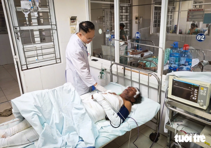 Vụ đốt nhà, ôm chặt người tình giữa đám lửa: người đàn ông bỏng 50% cơ thể, tiên lượng nặng - Ảnh 1.