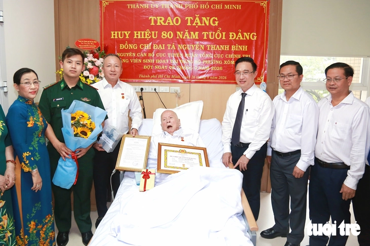 Lãnh đạo Thành ủy TP.HCM trao Huy hiệu 80 năm tuổi Đảng đến đảng viên lão thành cách mạng - Ảnh 1.