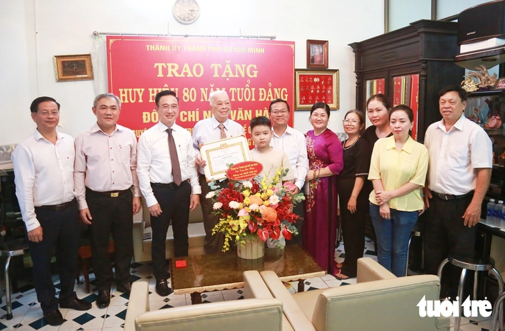 Lãnh đạo Thành ủy TP.HCM trao Huy hiệu 80 năm tuổi Đảng đến đảng viên lão thành cách mạng - Ảnh 2.