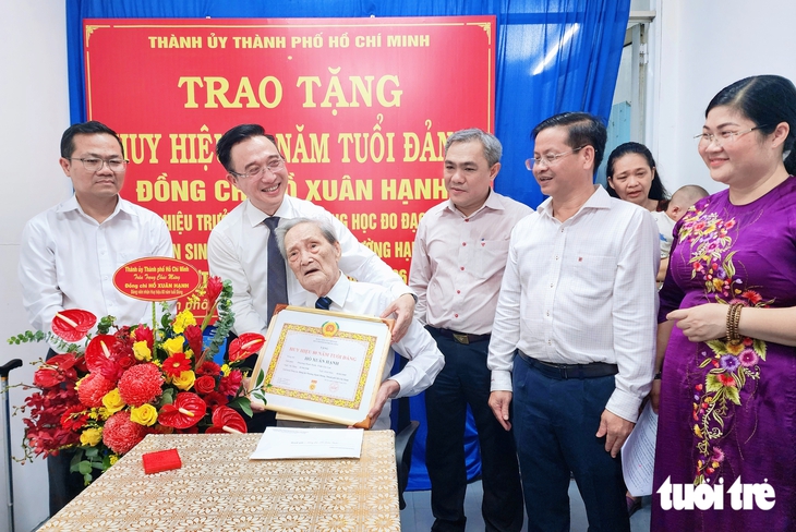Lãnh đạo Thành ủy TP.HCM trao Huy hiệu 80 năm tuổi Đảng đến đảng viên lão thành cách mạng - Ảnh 3.