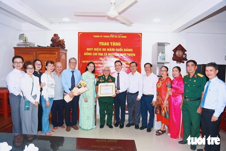 Lãnh đạo Thành ủy TP.HCM trao Huy hiệu 80 năm tuổi Đảng đến đảng viên lão thành cách mạng - Ảnh 4.