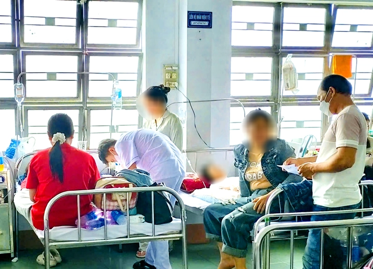 Vụ 150 người ngộ độc sau ăn bánh mì ở Gia Lai: 2 cha con chủ tiệm cũng đi cấp cứu, chưa rõ nguyên nhân - Ảnh 2.