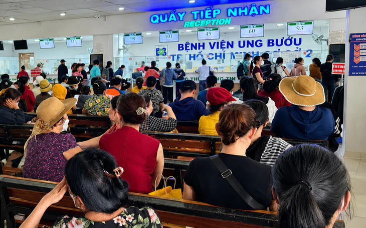 Có bảo hiểm y tế, người dân vẫn tự chi trả cao: Làm sao giảm gánh nặng? - Ảnh 3.