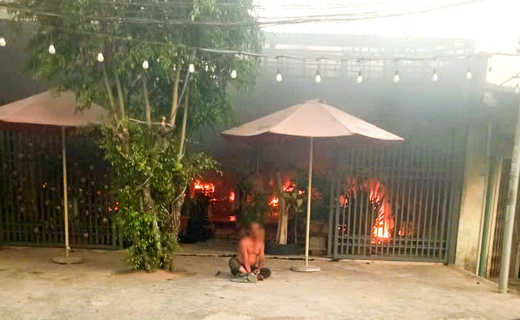 Đốt nhà, ôm chặt người tình giữa đám lửa - Ảnh 2.