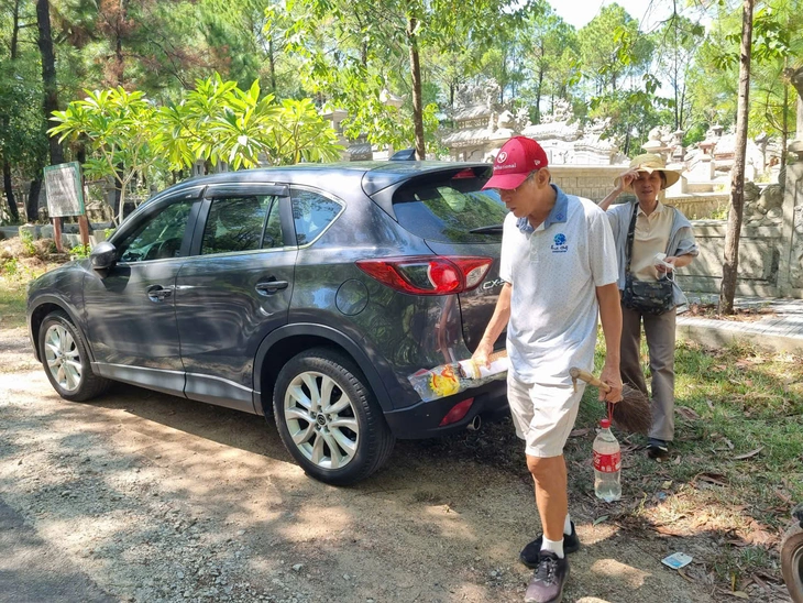Hơn 10 vụ cháy gần rừng ở Huế do đốt vàng mã dịp Vu Lan, khuyến nghị người dân viếng mộ cầm theo 1 chai nước - Ảnh 4.
