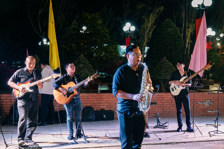 Cần Thơ cần hơn 8 tỉ đồng để ‘nuôi’ phố đi bộ Ninh Kiều - Ảnh 2.