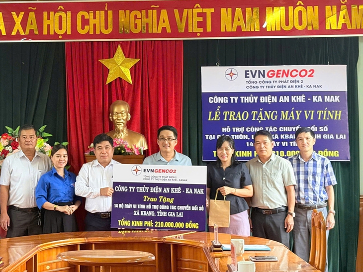 Công ty Thủy điện An Khê - Ka Nak hỗ trợ địa phương 30 bộ máy tính - Ảnh 2.