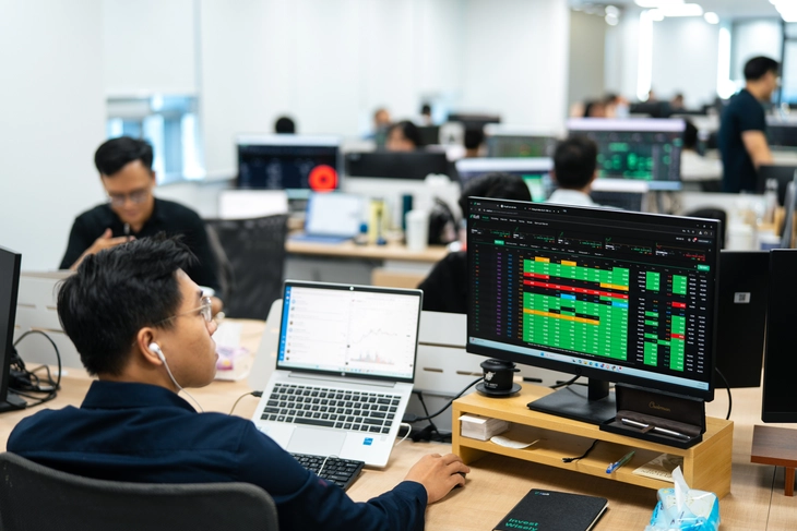 Cổ phiếu Techcombank tăng trần, thanh khoản tăng vọt sau tin đàm phán bán cổ phần - Ảnh 1.