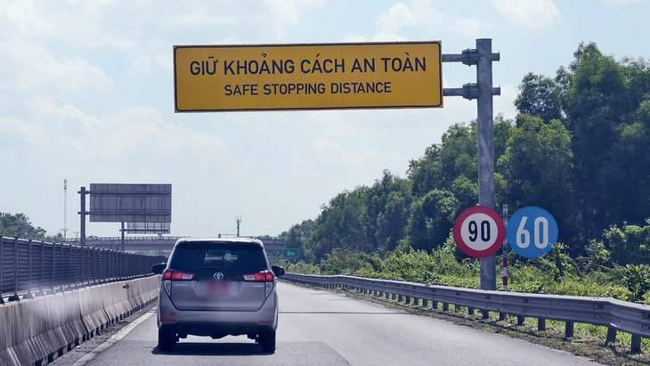 Giữ khoảng cách an toàn trên cao tốc: thách thức từ văn hóa ‘điền vào chỗ trống’ - Ảnh 1.