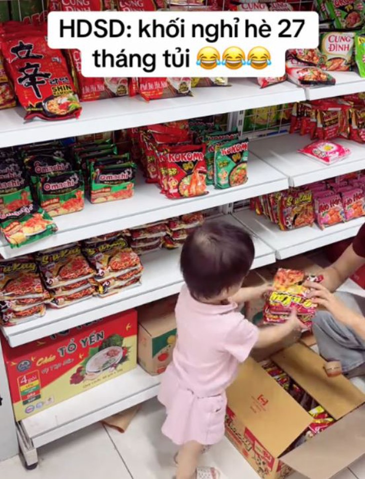 'Thu ngân nhí' chưa tròn 3 tuổi đã có 2 năm kinh nghiệm phụ mẹ bán hàng - Ảnh 3.