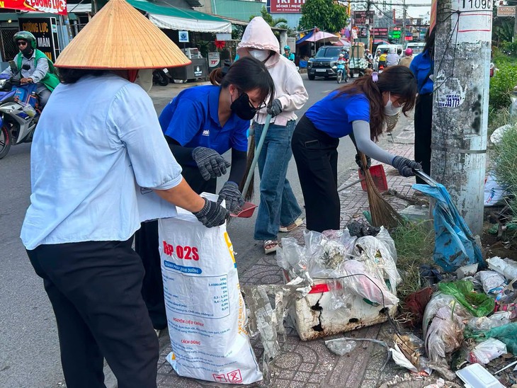 Cao điểm tình nguyện xây dựng nông thôn mới của tuổi trẻ TP . HCM năm 2026 - Ảnh 2.