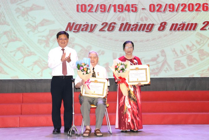 Lãnh đạo Thành ủy TP.HCM trao Huy hiệu 80 năm tuổi Đảng đến đảng viên lão thành cách mạng - Ảnh 4.