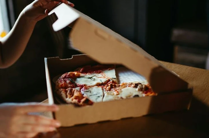 Cái kết của kẻ đặt 300 cái pizza đến nhà người khác - Ảnh 1.