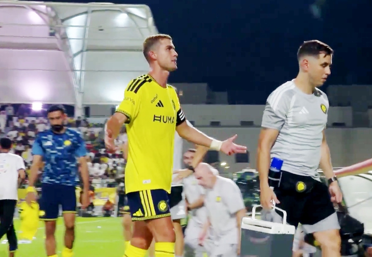 Ronaldo rời sân, Al Nassr lội ngược dòng khó tin dù mất người - Ảnh 1.