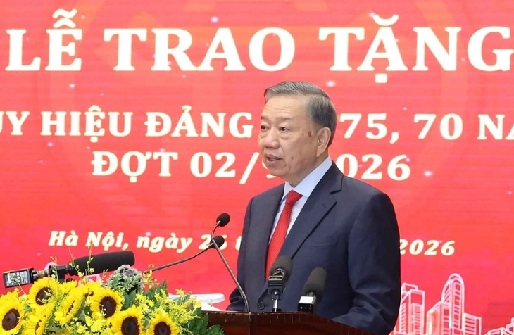 Tổng Bí thư, Chủ tịch nước Tô Lâm trao Huy hiệu Đảng tặng các đảng viên lão thành Hà Nội - Ảnh 3.