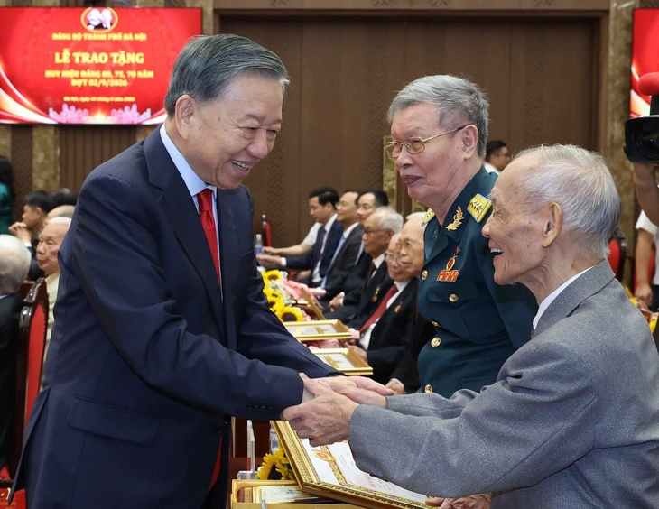 Tổng Bí thư, Chủ tịch nước Tô Lâm trao Huy hiệu Đảng tặng các đảng viên lão thành Hà Nội - Ảnh 1.