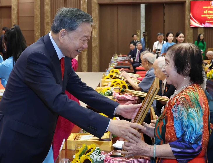 Tổng Bí thư, Chủ tịch nước Tô Lâm trao Huy hiệu Đảng tặng các đảng viên lão thành Hà Nội - Ảnh 2.