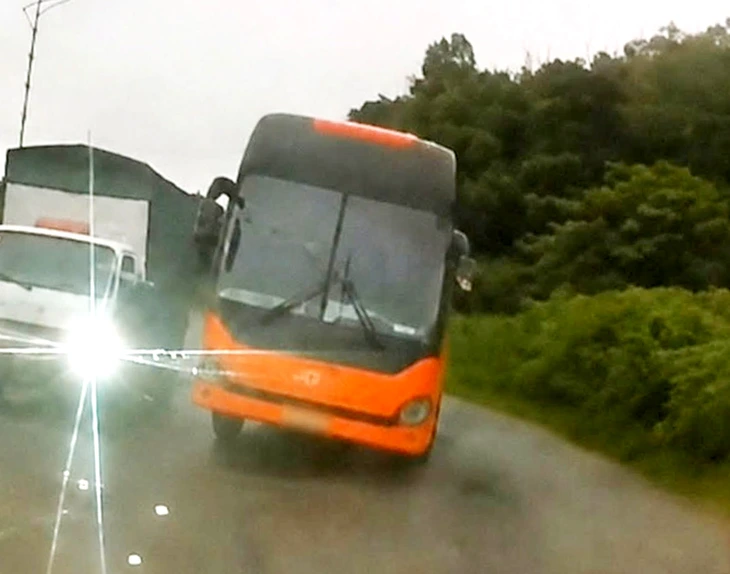 Thót tim cảnh xe khách giường nằm vượt ẩu trên khúc đường cong - Ảnh 2.