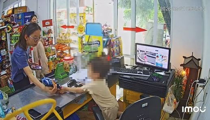 'Thu ngân nhí' chưa tròn 3 tuổi đã có 2 năm kinh nghiệm phụ mẹ bán hàng - Ảnh 1.
