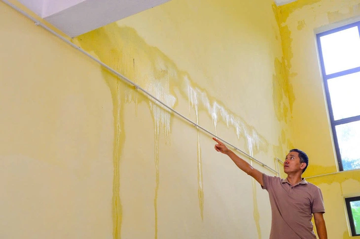 Trường học ở Thanh Hóa vừa đưa vào sử dụng 8 tháng đã ngấm nước, nứt tường - Ảnh 3.