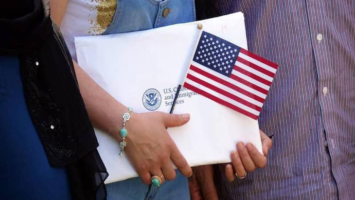 Mỹ ngừng phỏng vấn visa to&agrave;n cầu: Thế giới thấp thỏm chờ đợi - Ảnh 1.