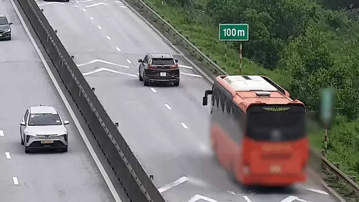 CSGT công bố 2 trường hợp đầu tiên bị xử lý không giữ khoảng cách an toàn trên cao tốc - Ảnh 2.
